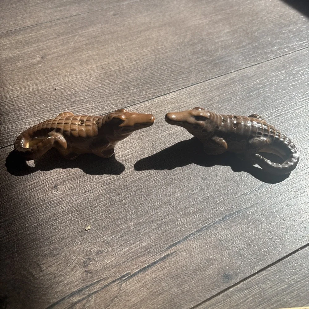 Vintage Stoneware ALLIGATORS JAPAN Salt Pepper Shakers Set Cottage